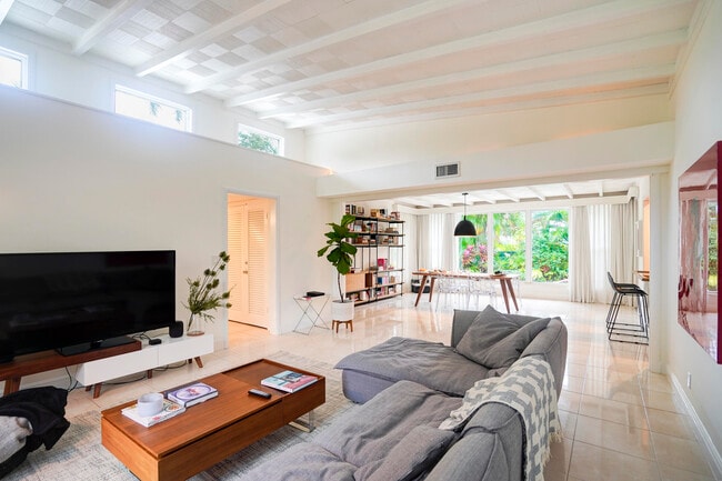 Building Photo - 216 32nd St