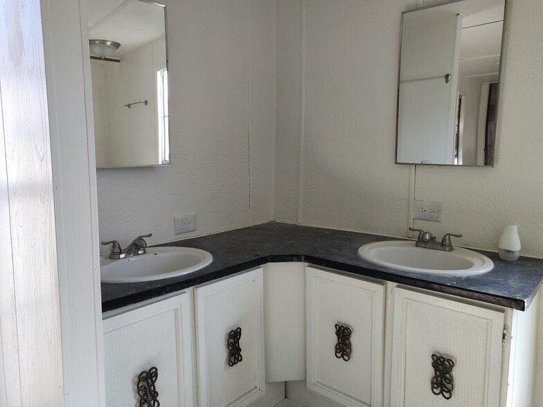 Building Photo - 2627 S Lamb Blvd