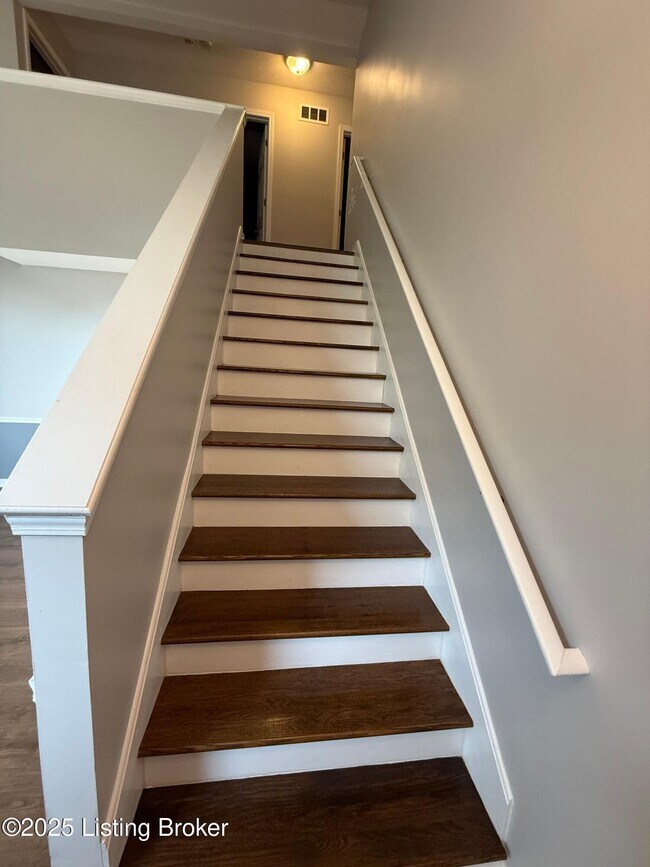 Building Photo - 10412 Pinoak View Dr