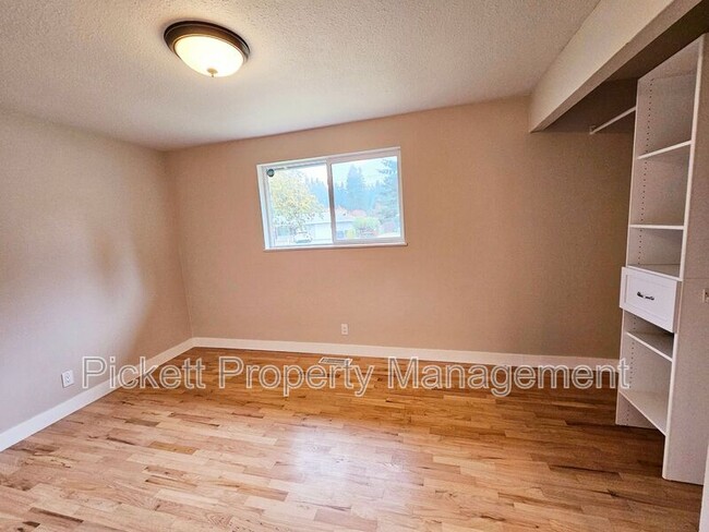 Building Photo - 2567 Madrona Dr SE