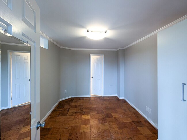 Building Photo - Sunny Top-Floor Junior 1BD Condo Near Down...