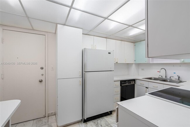Building Photo - 5005 Collins Ave