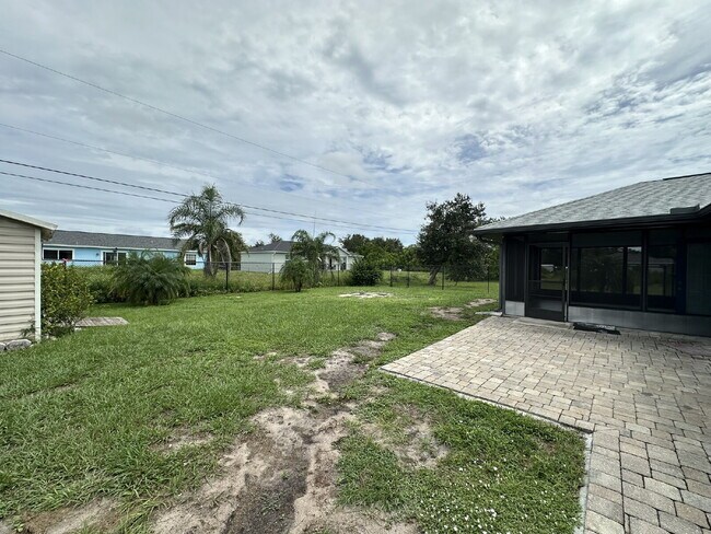 Building Photo - "Charming 3-Bedroom Home in Englewood!"