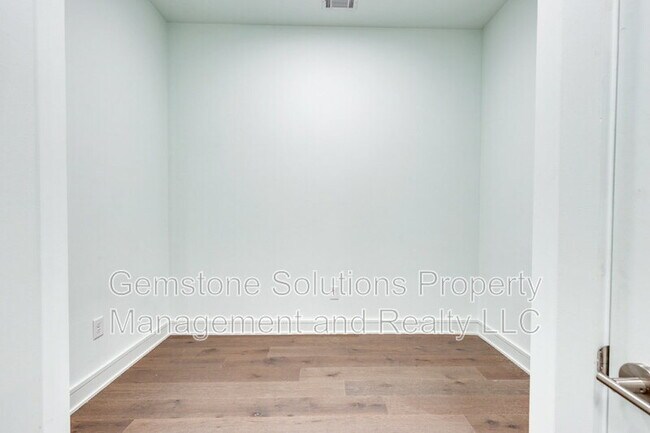 Building Photo - 1125 10th Ave N