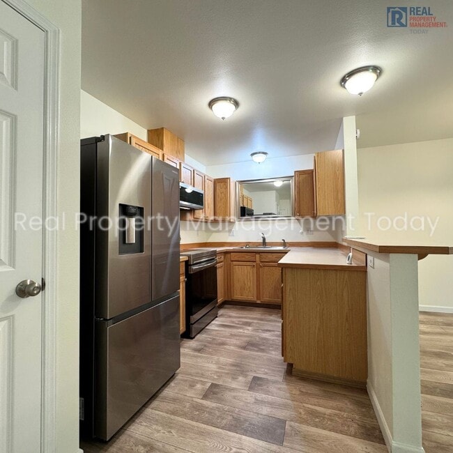Building Photo - Cozy 2 Bedroom Townhouse + Garage Near Lak...