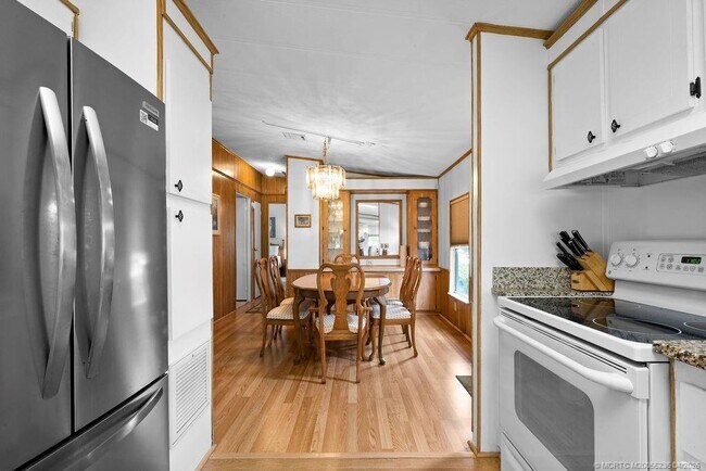 Building Photo - 7894 SE Saratoga Dr