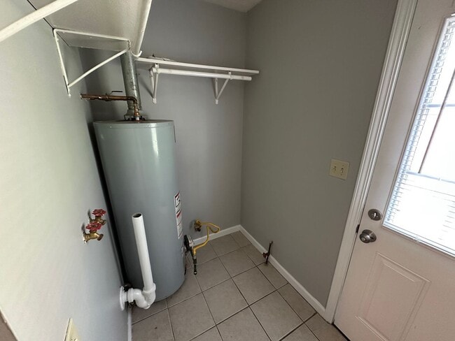 Building Photo - House for rent: Four bedroom,One bath, sto...