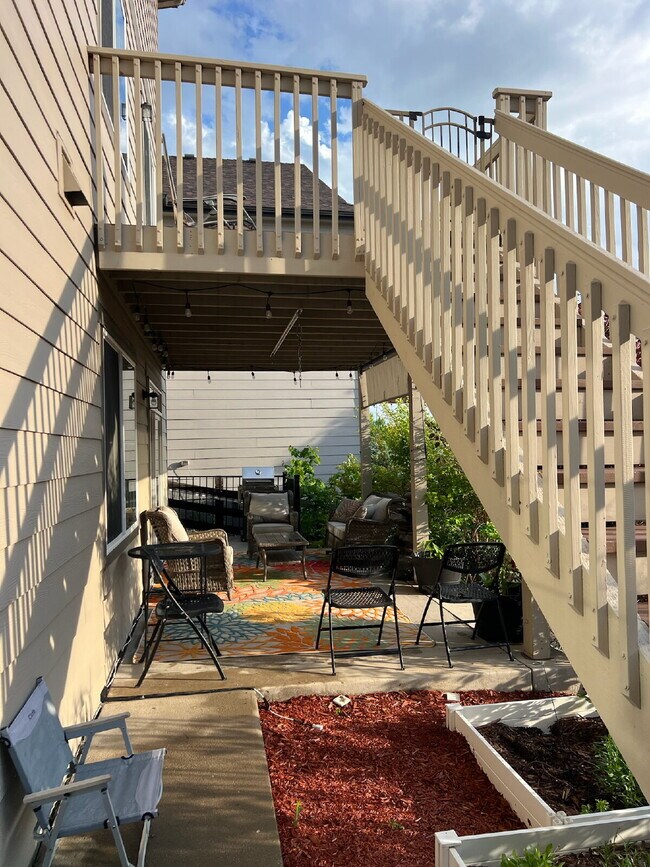 Building Photo - "Spacious 6-Bedroom Haven with 5 Full Bath...