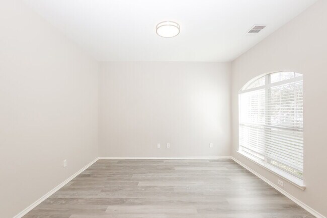 Building Photo - 121 Castle Dr