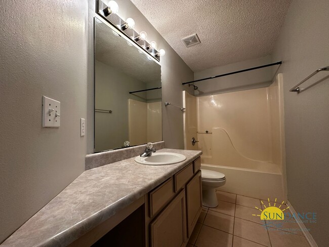 Building Photo - Lovely 3 Bedroom Townhouse in Fort Walton Beach Near both Bases