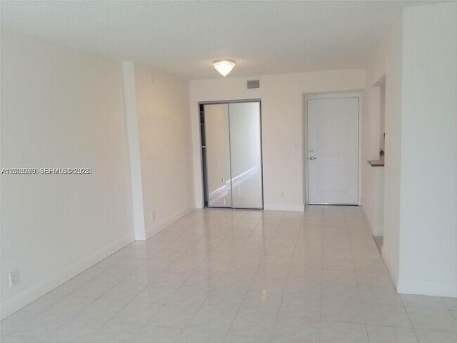 Building Photo - 100 Bayview Dr