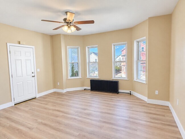Building Photo - 456 Coggeshall St