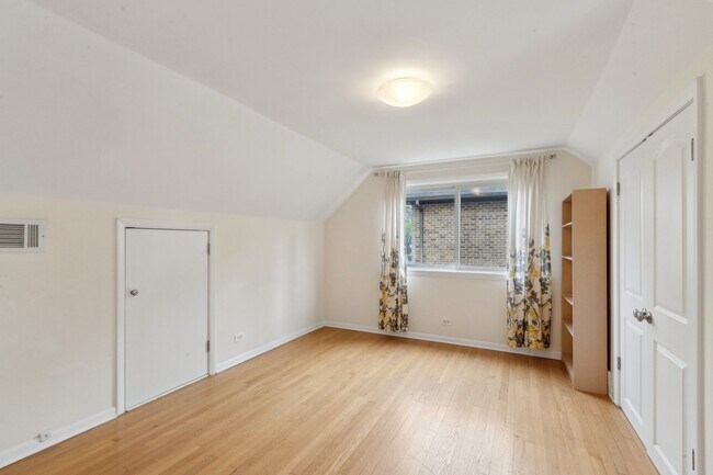 Building Photo - 9225 Karlov Ave