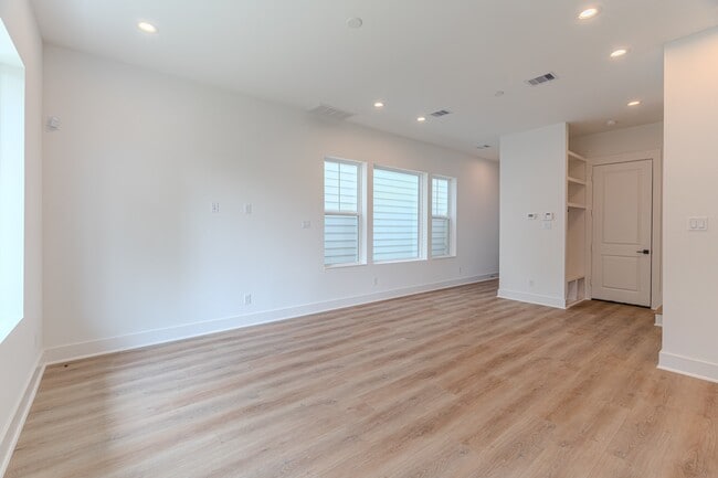 Building Photo - 7707 Inwood Grv Ln