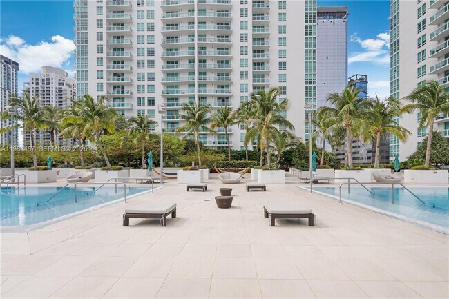 Building Photo - 950 Brickell Bay Dr