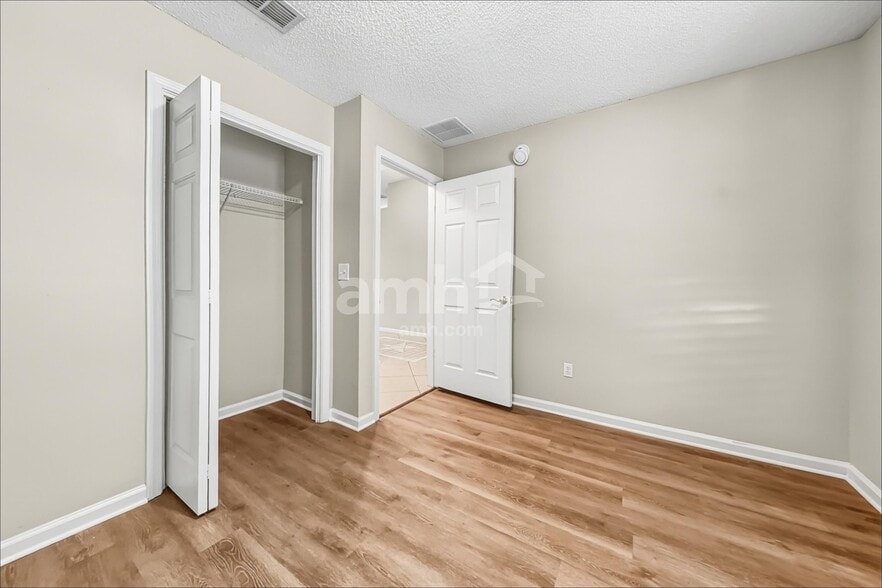 Building Photo - 9261 Redtail Dr