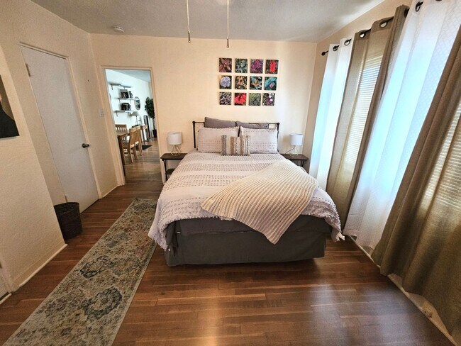 Building Photo - Super Cute, Fully Furnished! All Utilities Included (with WiFi)