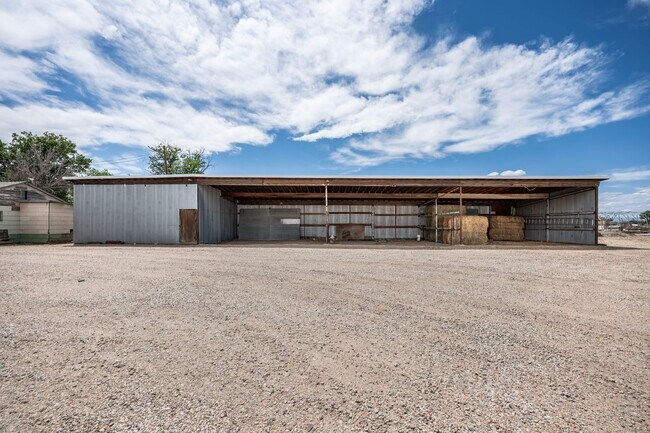 Building Photo - 3 Bedroom 2 Bath Home with Bonus Rooms and Tons of Extra Space