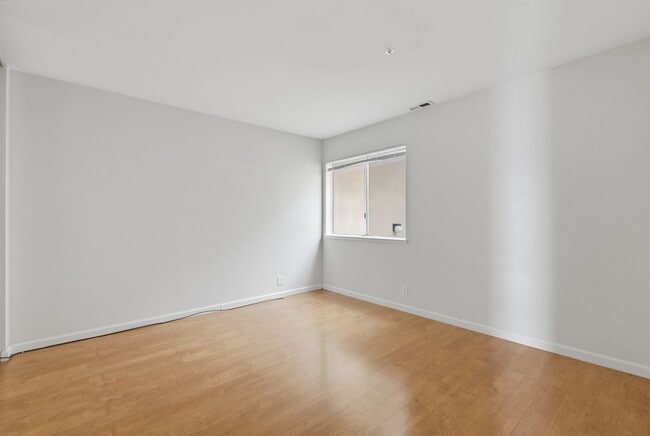 Building Photo - Top-Floor 3BR in Duplex Near BART | Vaulted Ceilings | In-Unit Laundry | Garage Parking