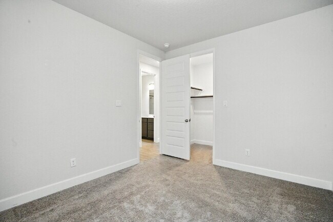 Building Photo - "Charming 3-Bedroom Sanctuary with 2 Full ...