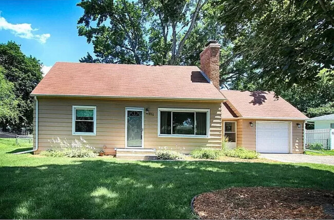 Primary Photo - Gorgeous Sinlge Family Home In Golden Valley!