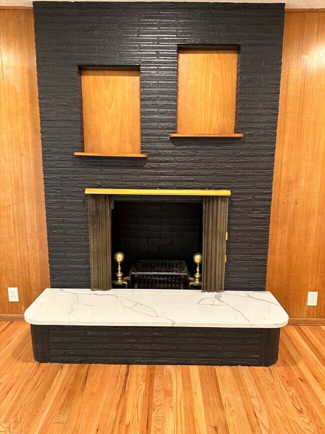 Building Photo - GORGEOUS RANCH STYLE HOME ON HUGE MANICURED LOT IN GARDEN HOME IN SW PORTLAND