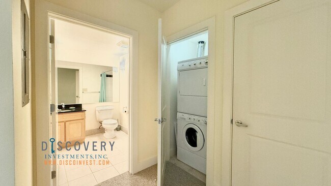 Building Photo - Stylish Uptown Condo in Prime Location