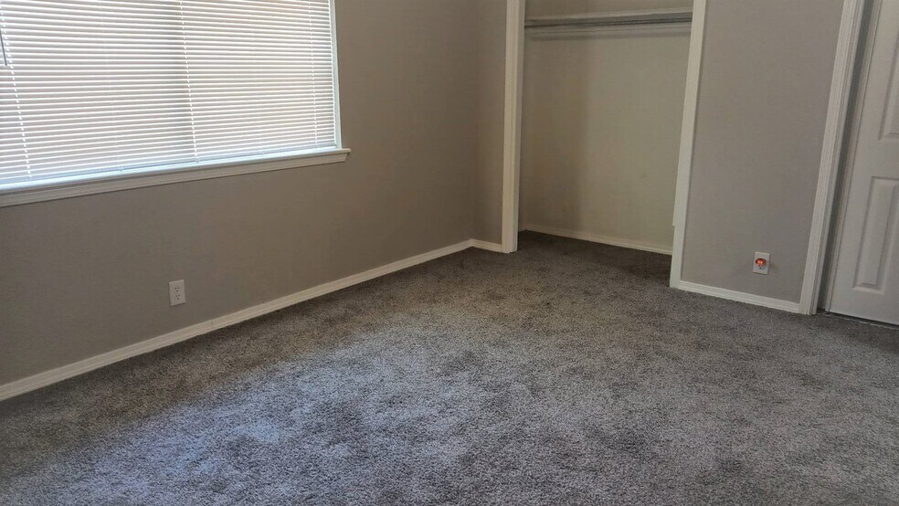 Building Photo - 4408 S Cypress Ave