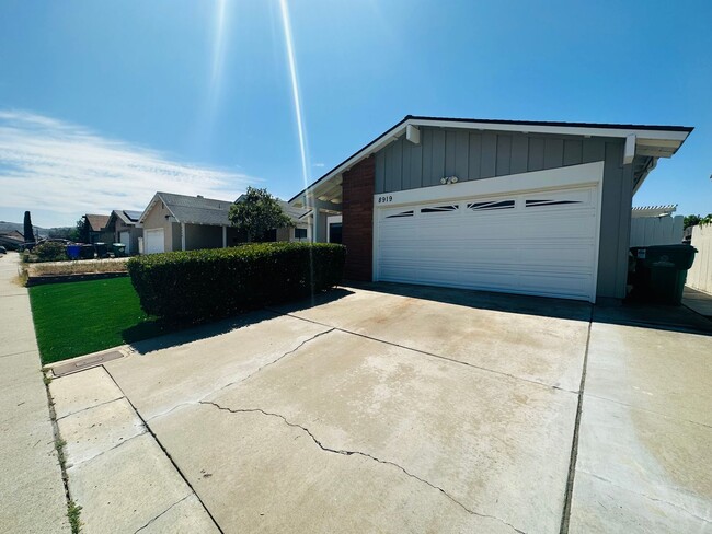 Building Photo - Spacious 3 Bedroom 2 Bath in Mira Mesa! Bi...