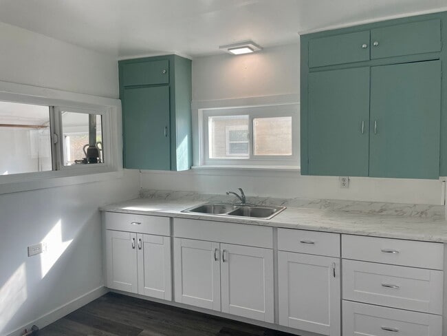 Building Photo - Adorable 2 Bedroom 1 Bath