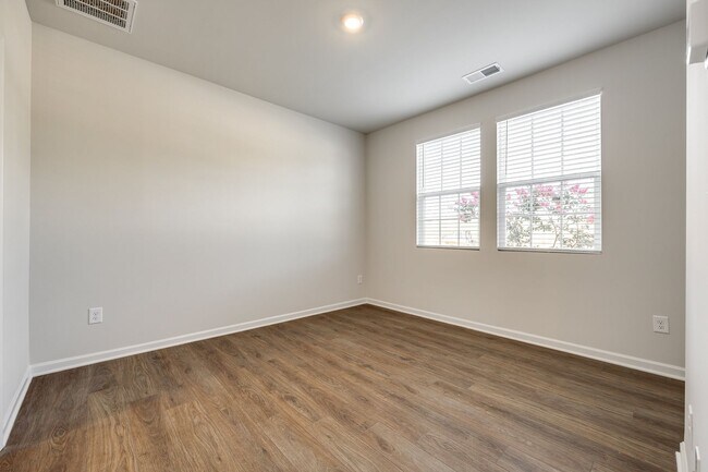 Building Photo - Beautiful 3-bedroom, 3.5 bath townhome in ...
