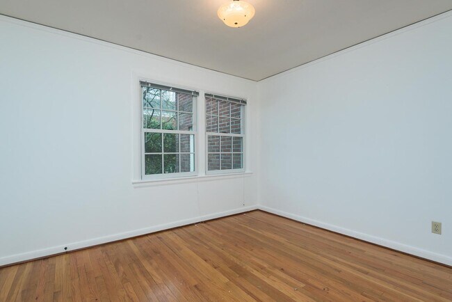 Building Photo - 2 Bedroom Townhouse