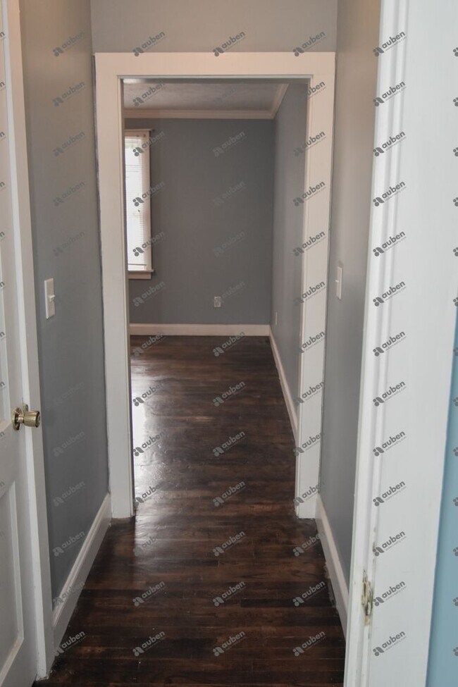 Building Photo - $900- Beautifully Updated 1-Bedroom, 1-Bathroom Duplex Unit