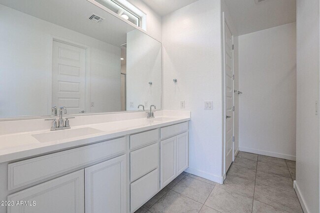 Building Photo - 16554 W Questa Dr