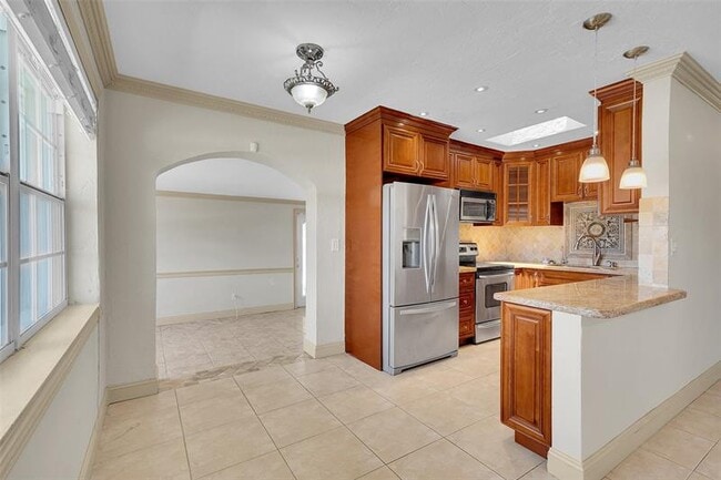 Building Photo - 257 NE 45th Ct