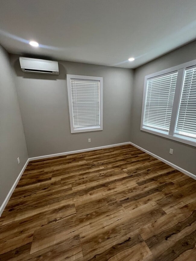 Building Photo - Split AC's In each room. Wet Bar. Spacious