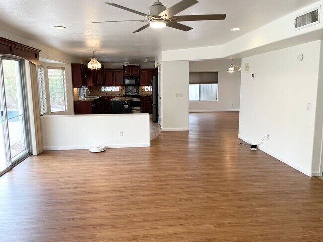 Building Photo - Stunning 4 Bedroom/2.5 Bath Home In Phoeni...