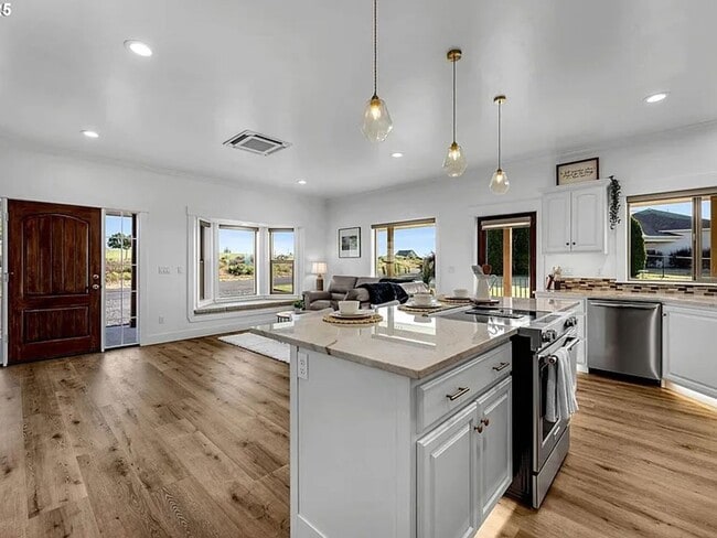 Building Photo - LUXURY FURNISHED ADU FOR RENT – 915 Sq. Ft. Private Retreat, Utilities included!