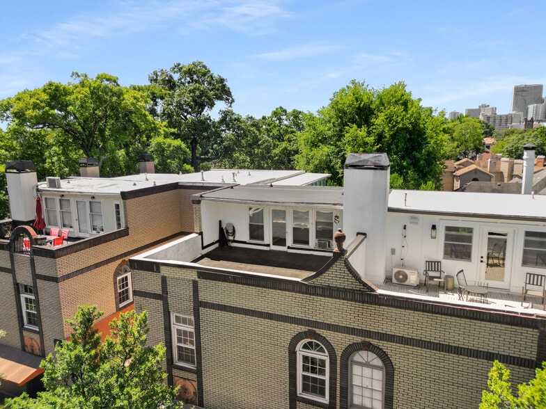 Aerial view of the rooftop patio - 197 5th St NE