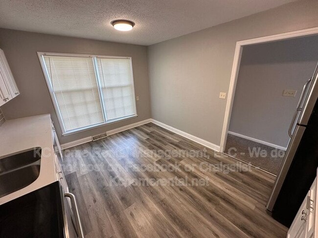 Building Photo - 708 NW Mock Ave