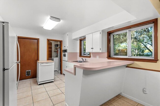 Building Photo - 3210 Bruce Dr