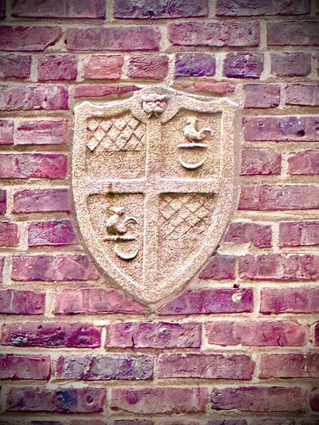 Building Photo - Spacious 6 bedroom 3.5 bath Tudor Townhouse w/Deck close to Georgetown University & Hospital