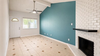 Building Photo - "Charming 2-Bedroom Duplex Oasis in Sacramento - Comfortable Living!
