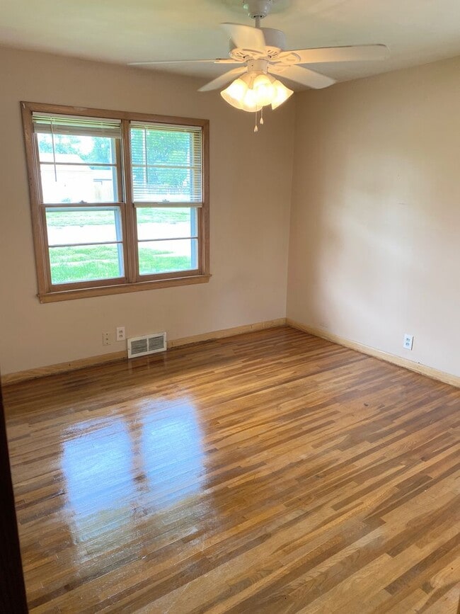 Building Photo - 3 Bed 2 Bath Home with 2 Car Garage