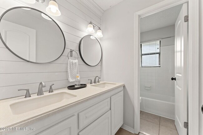 Building Photo - 9783 Viceroy Dr E