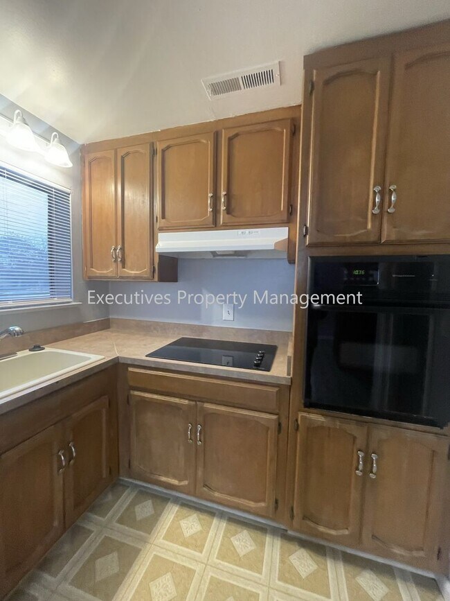 Building Photo - 1271 Spruce Ave