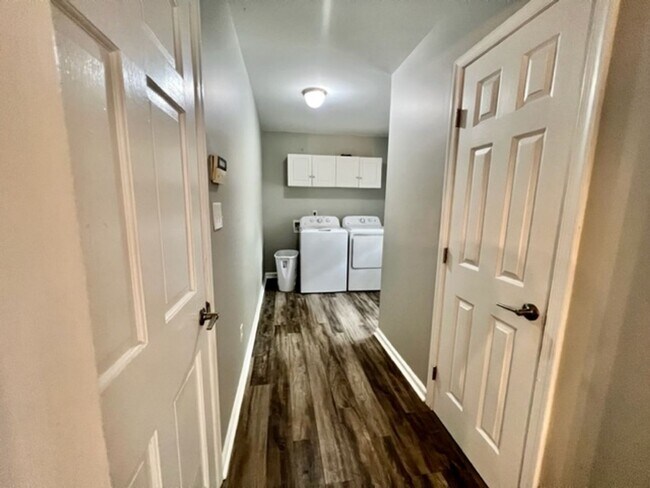 Building Photo - Colonial home with large yard