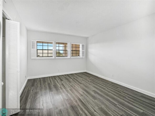 Building Photo - 2950 N Palm Aire Dr