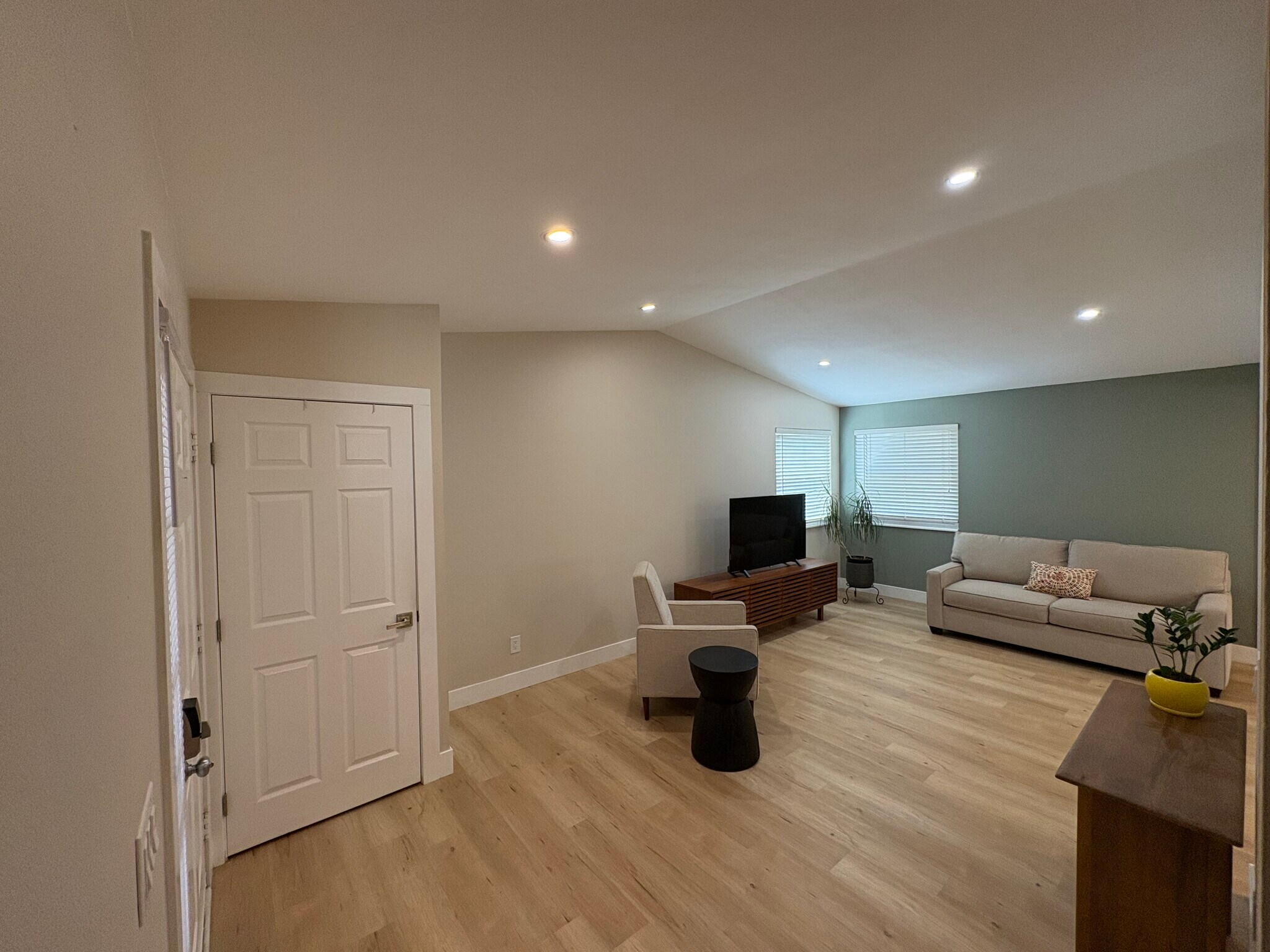 Building Photo - 5565 S Lansing Ct