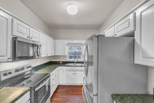 Building Photo - Beautifully Renovated Townhome (2BR/2.5BA)...